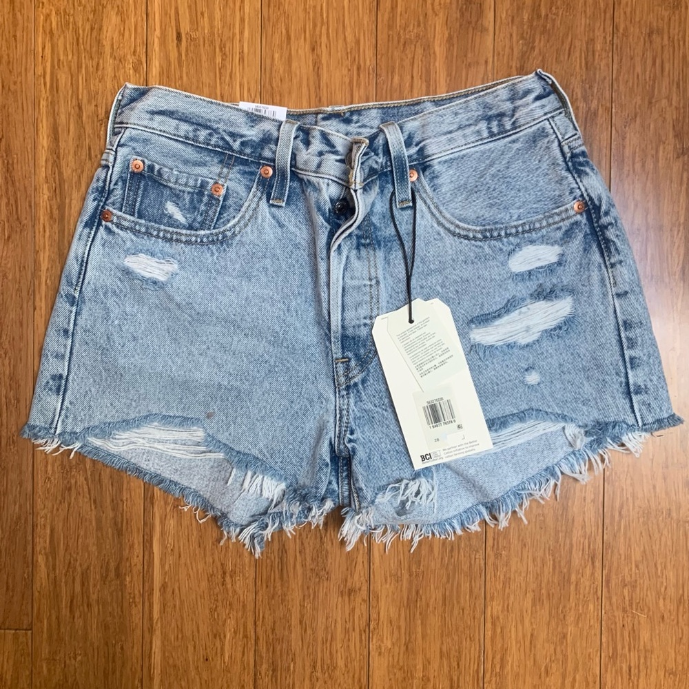NWT Levi’s 501 cut offs size 28
